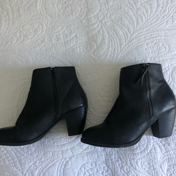 Low block heel ankle boots - Picture 3 of 3